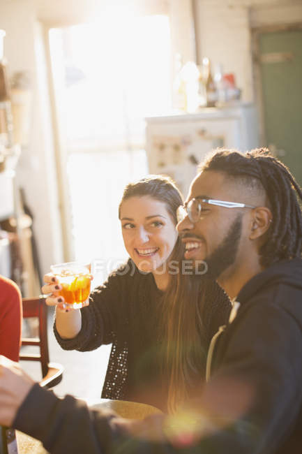 Felice giovane coppia godendo cocktail — Foto stock