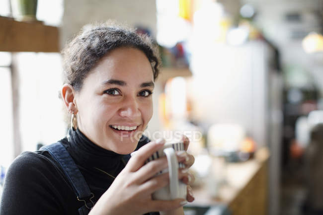 Portrait smiling young woman drinking coffee — Stock Photo