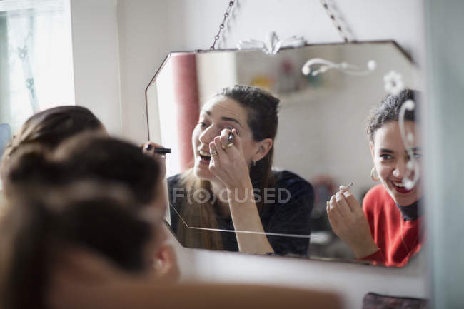 Jeunes amies se préparent, se maquillent dans le miroir de salle de bain — Photo de stock