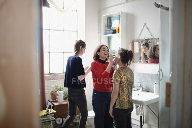 Молодые подруги готовятся, наносят макияж в ванной — стоковое фото
