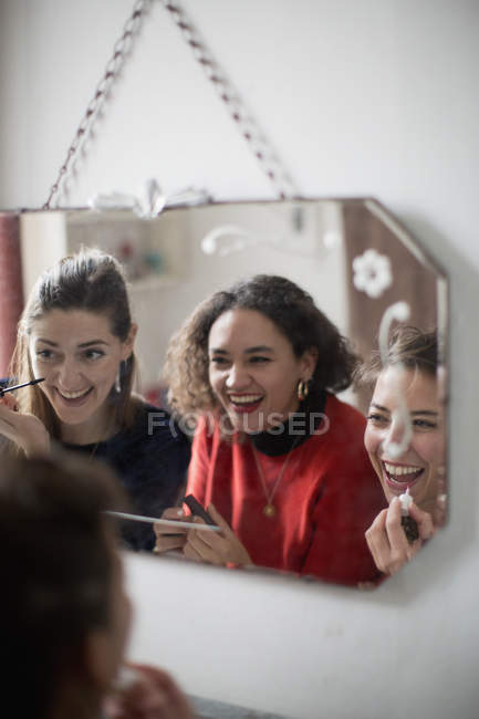 Junge Freundinnen machen sich bereit und schminken sich im Badezimmerspiegel — Stockfoto