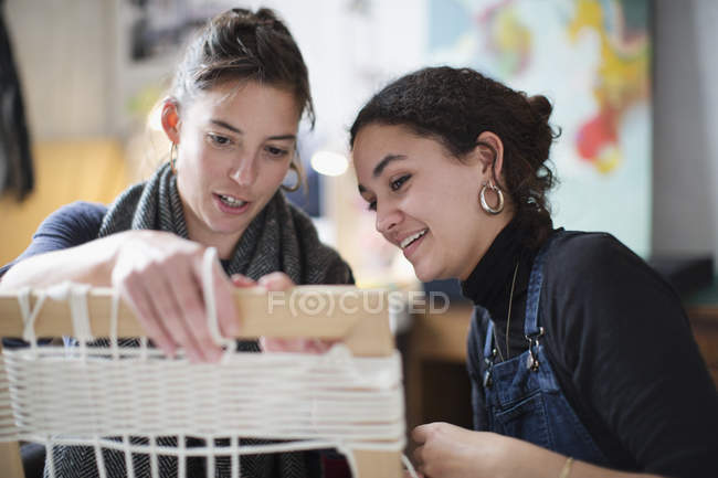 Giovani donne amiche fare stringa quadro cornice arte — Foto stock