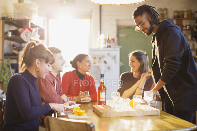Giovani amici adulti che fanno cocktail in cucina appartamento — Foto stock
