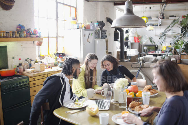 Giovane studente universitario compagno di stanza amici che studiano a tavola colazione in appartamento — Foto stock