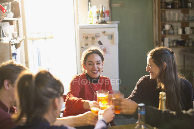 Jovens amigos adultos brindando coquetéis na cozinha do apartamento — Fotografia de Stock