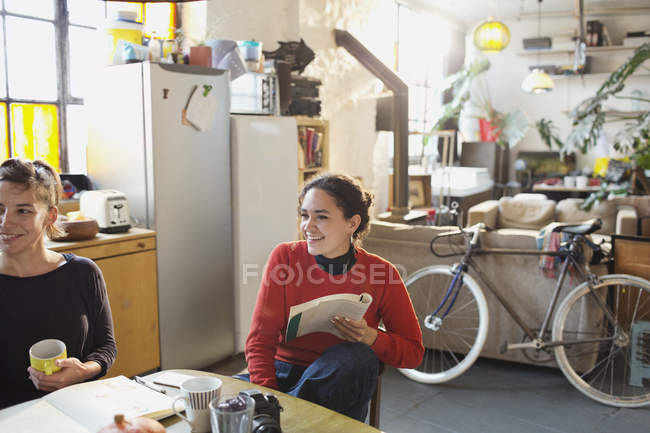 Young female college students studying at kitchen table in apartment — Stock Photo