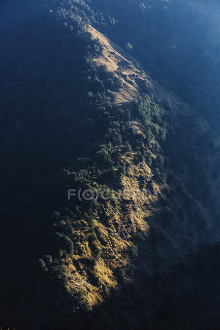 Sunshine and shadows over mountain, Supi Bageshwar, Uttarakhand, Indian Himalayan Foothills — Stock Photo
