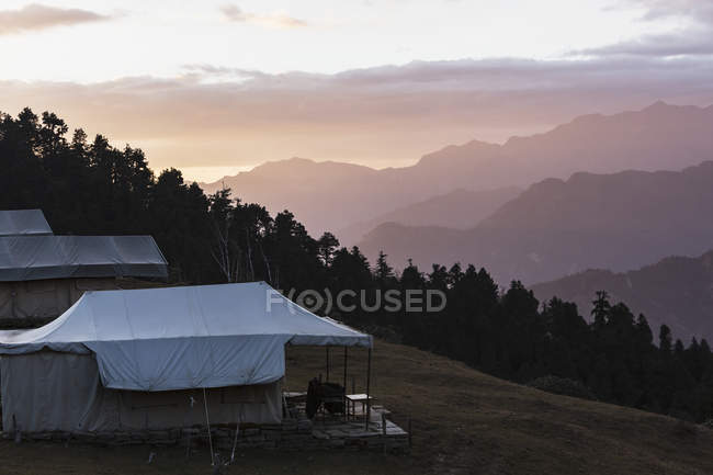 Jurten mit Blick auf silhouettierte Berge, Jaikuni, indische Ausläufer des Himalaya — Stockfoto