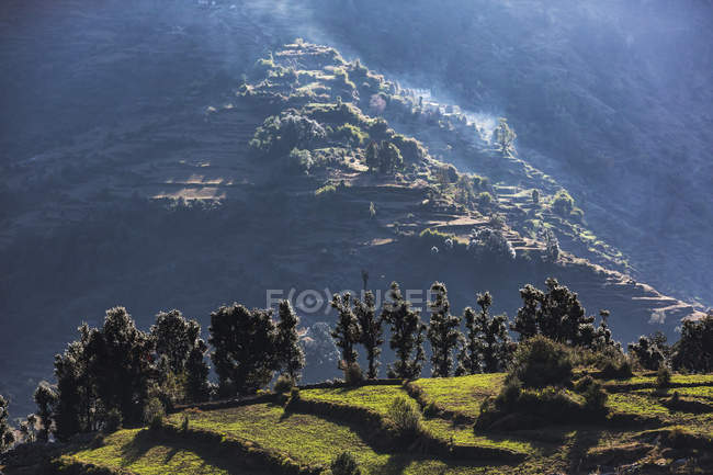 Vistas panorámicas soleadas estribaciones, Supi Bageshwar, Uttarakhand, Indio Himalaya estribaciones - foto de stock