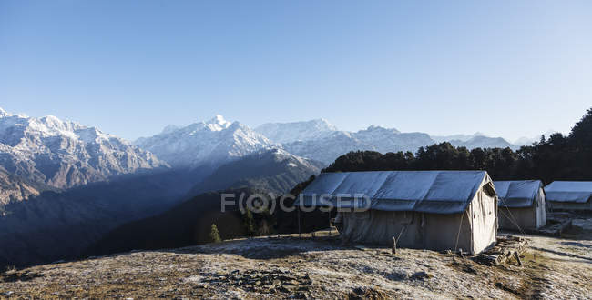 Yurtas con vistas panorámicas a la montaña, Jaikuni, Indio Himalaya Foothills - foto de stock