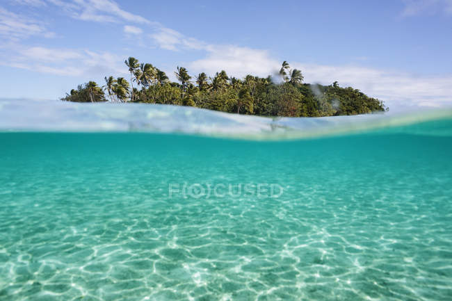 Tropical island beyond idyllic blue ocean water, Vava 'u, Tonga, Pacific Ocean — стоковое фото