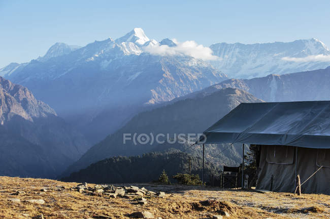 Yurt overlooking majestic mountain range, Jaikuni, Indian Himalayan Foothills — Stock Photo