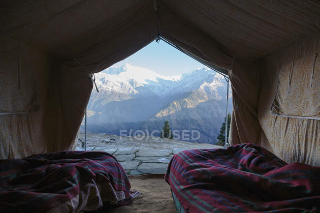 Yurta con vista panoramica sulle montagne, Jaikuni, Prealpi himalayane indiane — Foto stock