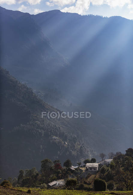 Солнце светит над спокойными предгорьями, Супи Багешвар, Уттаракханд, Индийские Гималайские предгорья — стоковое фото