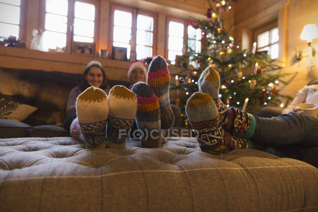 Familie mit bunten Socken entspannt im weihnachtlichen Wohnzimmer — Stockfoto