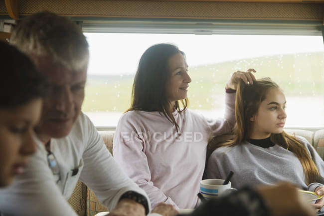 Família relaxante em casa de motor — Fotografia de Stock