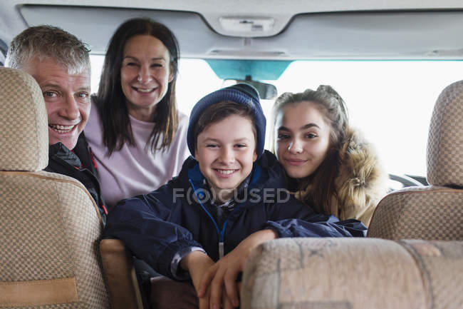 Retrato família feliz em casa motor — Fotografia de Stock