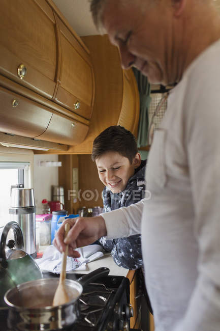 Pai e filho cozinhar em casa motor — Fotografia de Stock
