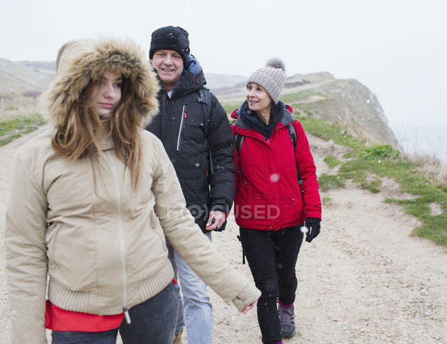 Famiglia in abiti caldi a piedi sul sentiero — Foto stock