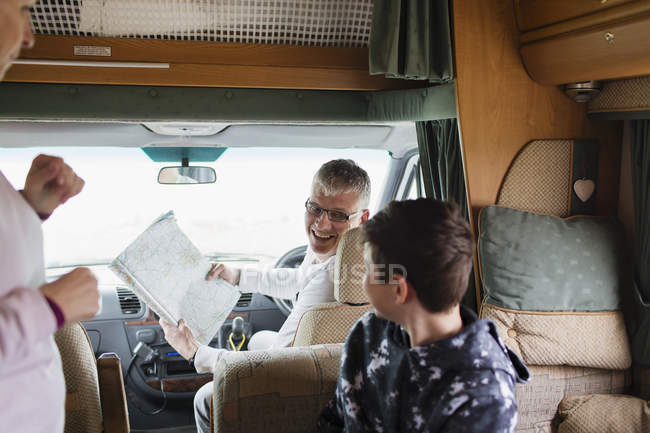 Pai e filho olhando para o mapa em casa motor — Fotografia de Stock