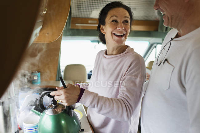 Пара, заваривающая чай в доме на колесах — стоковое фото