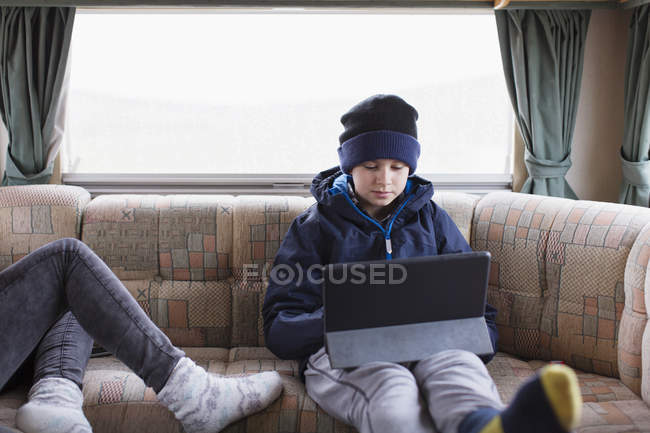 Adolescente usando tablet digital em casa de motor — Fotografia de Stock