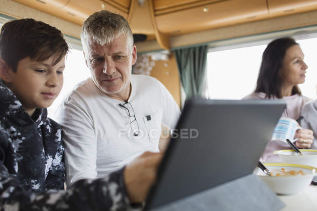 Батько і син використовують цифровий планшет в автономному будинку — стокове фото