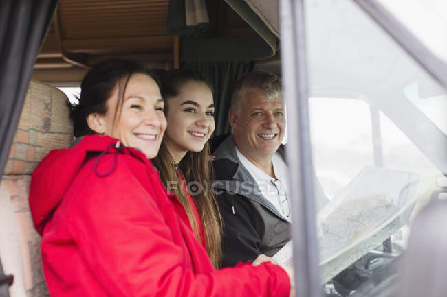 Retrato família feliz com mapa no motor home — Fotografia de Stock