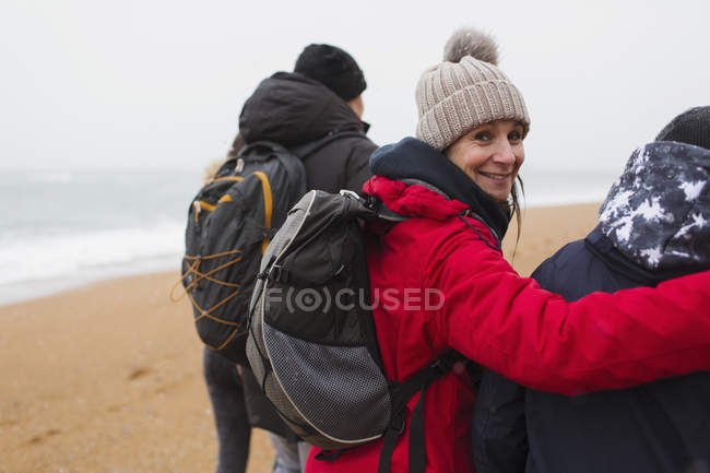 Portrait femme souriante avec mari et fils sur la plage d'hiver — Photo de stock