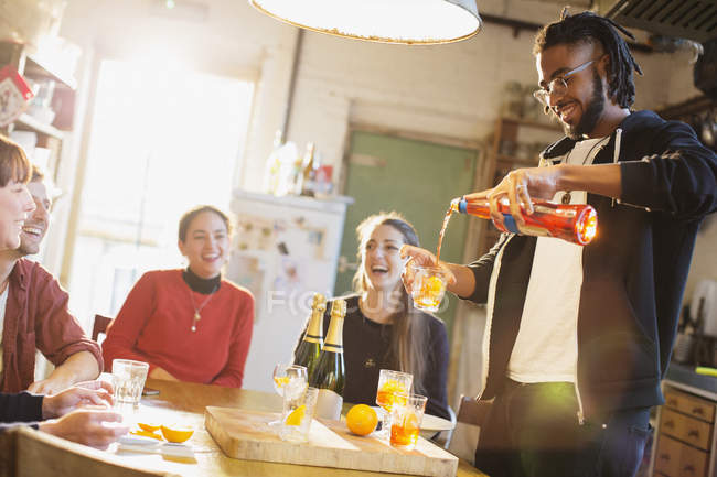 Young adult friends making cocktails in apartment kitchen — Stock Photo