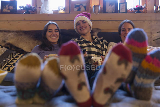 Портрет счастливой семьи в красочных соках, расслабляющих в рождественской гостиной — стоковое фото