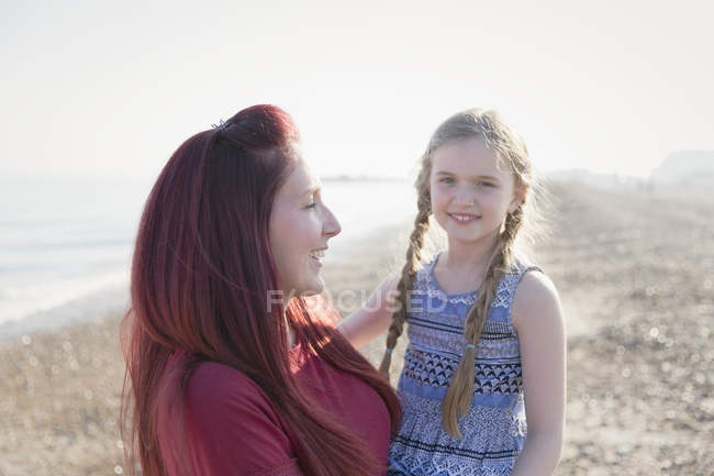 Portrait mother and daughter on sunny beach — Stock Photo