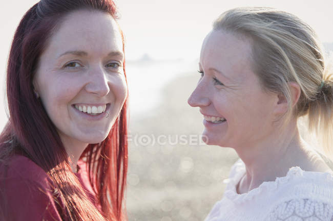 Портрет посміхаючись пару лесбіянок — стокове фото