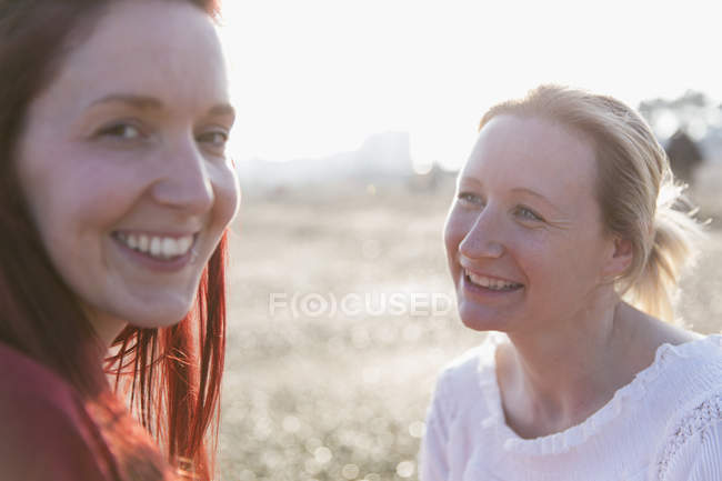 Retrato sorrindo casal lésbico — Fotografia de Stock