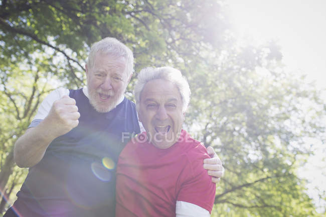 Ritratto esuberanti uomini anziani attivi tifo nel parco soleggiato — Foto stock