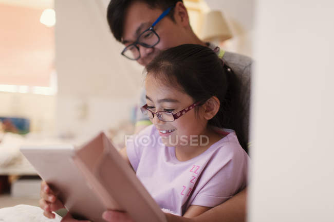 Père et fille utilisant une tablette numérique — Photo de stock