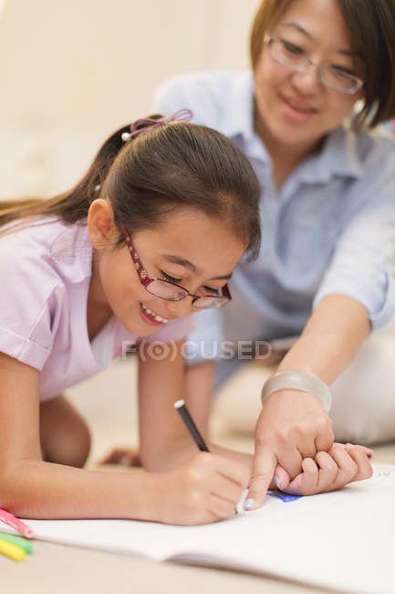 Mother and daughter coloring — Stock Photo