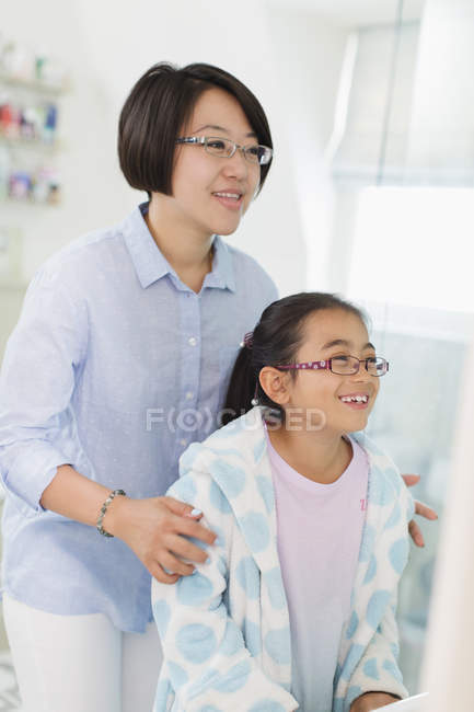 Mother and daughter in bathroom — Stock Photo