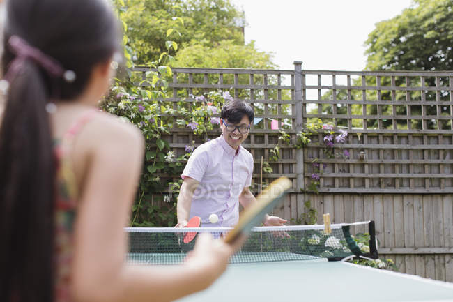 Pai e filha jogando tênis de mesa — Fotografia de Stock