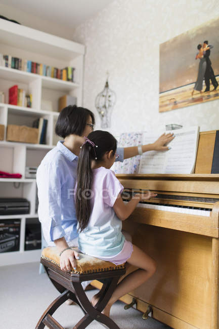 Мать и дочь играют на пианино — стоковое фото