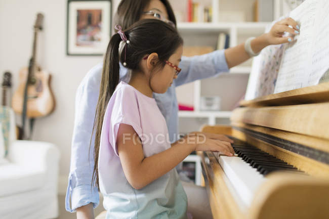 Mère et fille jouant du piano — Photo de stock