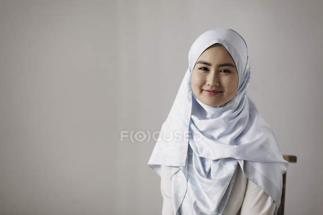 Retrato sorrindo jovem mulher vestindo hijab — Fotografia de Stock