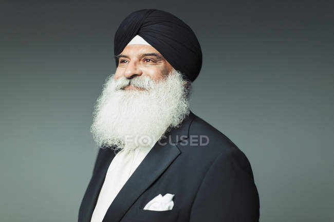 Portrait confident, well-dressed senior man with beard wearing turban — Stock Photo