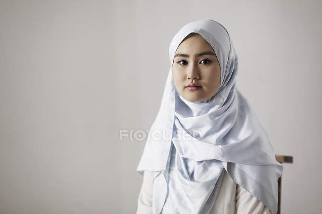 Porträt selbstbewusste, ernsthafte junge Frau im Hijab — Stockfoto