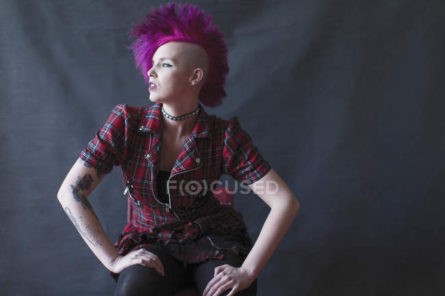 Portrait confiant, cool jeune femme avec mohawk rose — Photo de stock