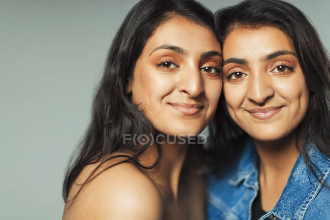 Portrait smiling, confident teenage twin sisters — Stock Photo