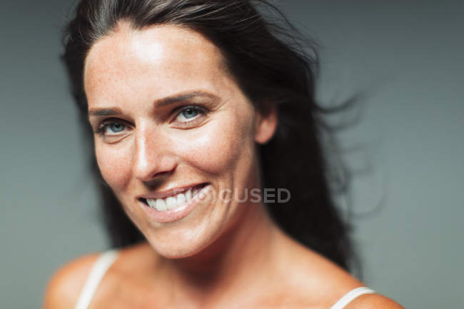 Portrait femme souriante, confiante — Photo de stock