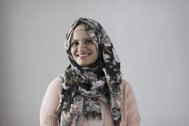 Porträt lächelnde, selbstbewusste Frau im floralen Hijab — Stockfoto