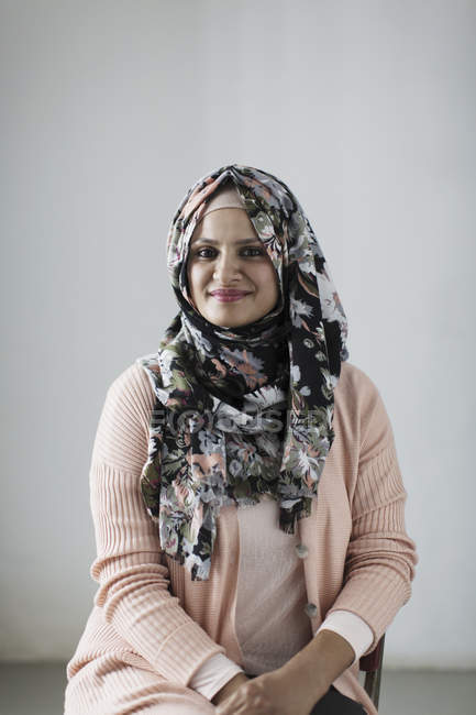 Ritratto donna sorridente e sicura di sé con hijab floreale — Foto stock