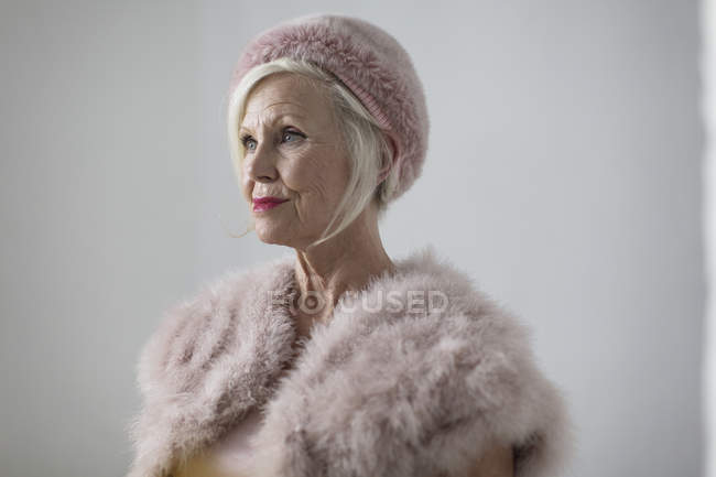 Ritratto elegante donna anziana in pelliccia — Foto stock